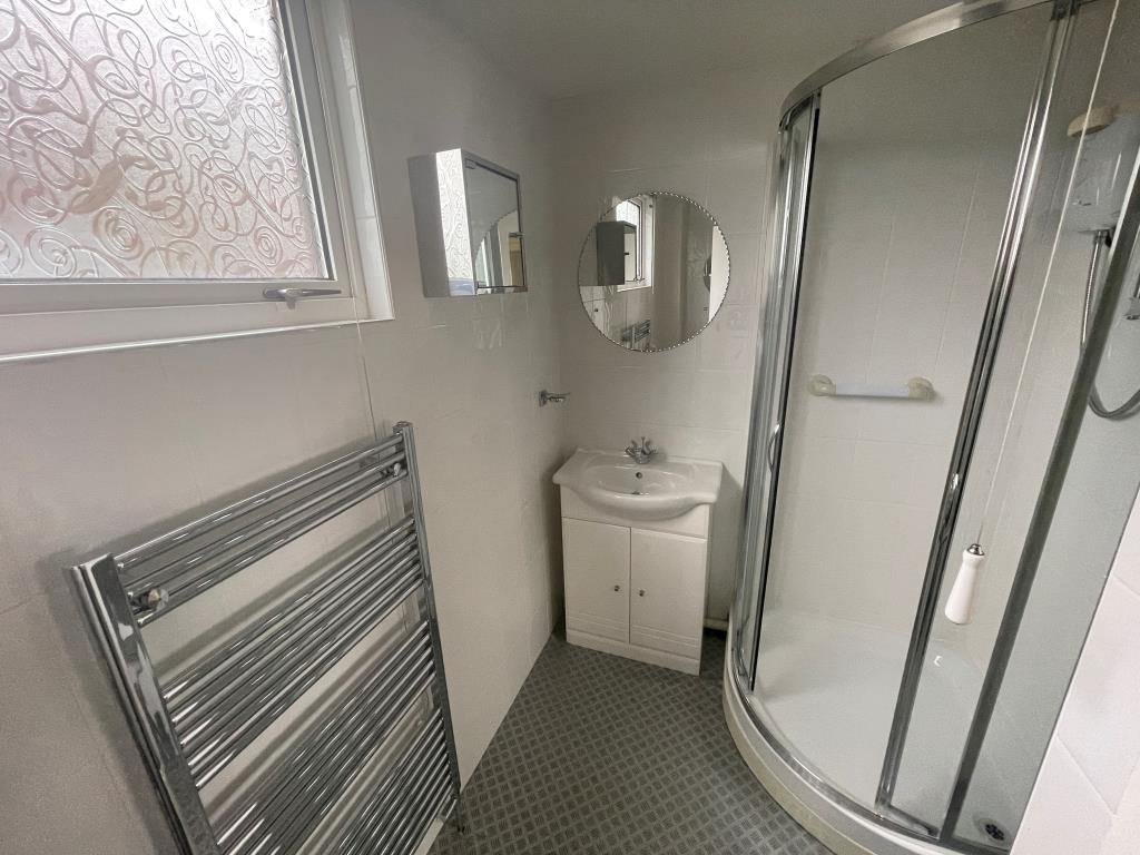 Lot: 73 - DETACHED HOUSE FOR IMPROVEMENT - Shower room with W.C.